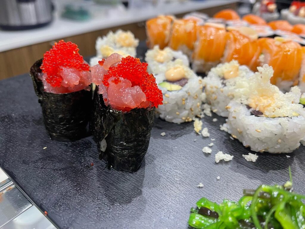 alt="Sushi 3 con alga arrotolata"