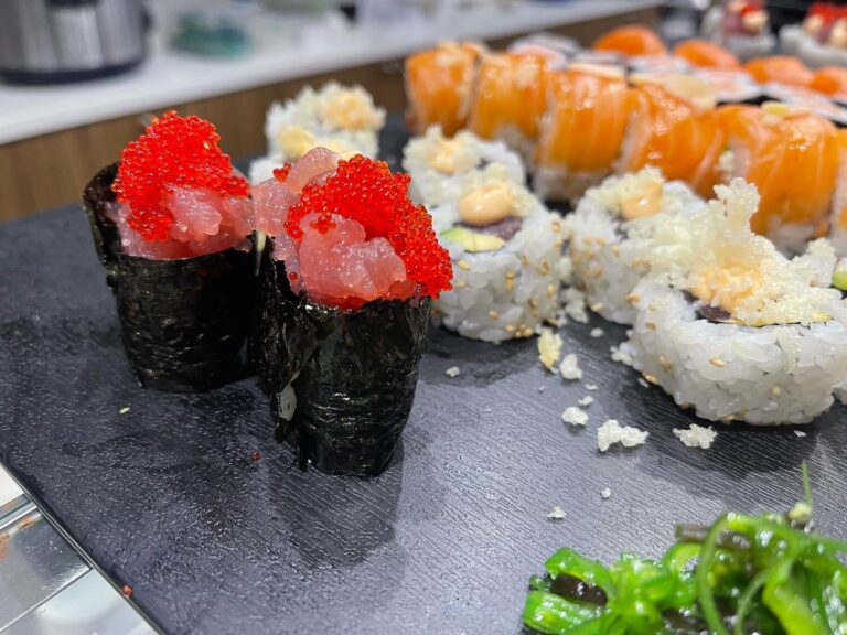 alt="Sushi 3 con alga arrotolata"