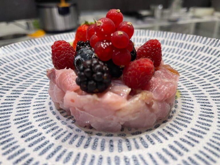 alt="tartare 2 con frutti di bosco"