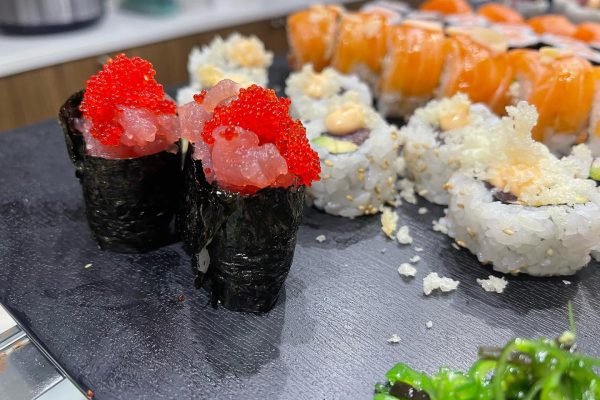 alt="Sushi 3 con alga arrotolata"
